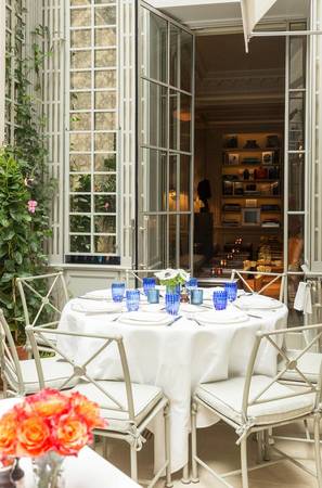 the-white-house-decorator-takes-on-nyc-s-lowell-hotel-the-lowell-hotel-dining-room-58ff7169dce876203a855a44-w1000_h1000